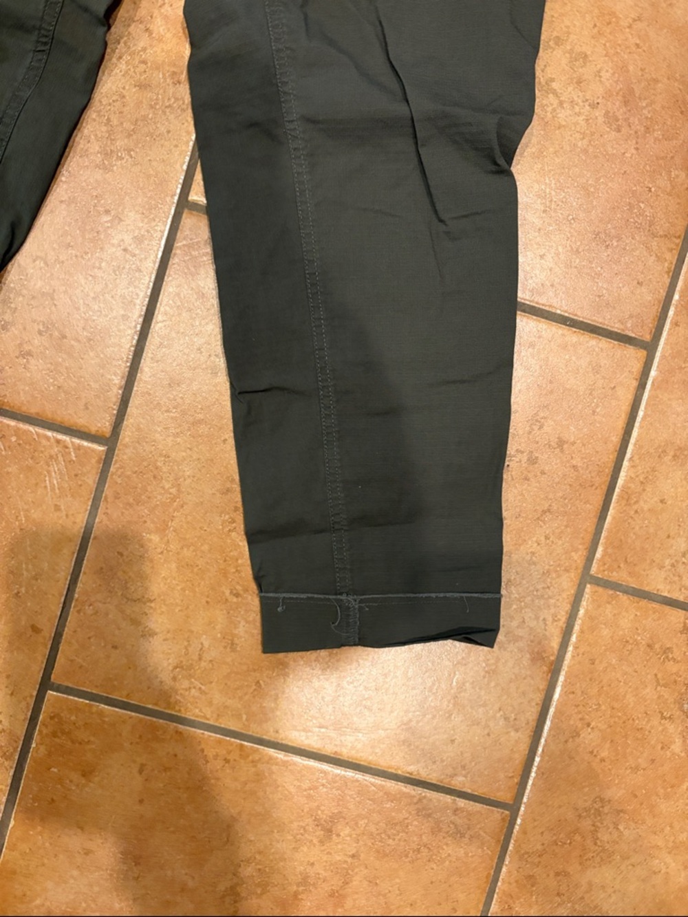 Vuori Olive Cropped Drawstring Pants - Picture 4 of 14